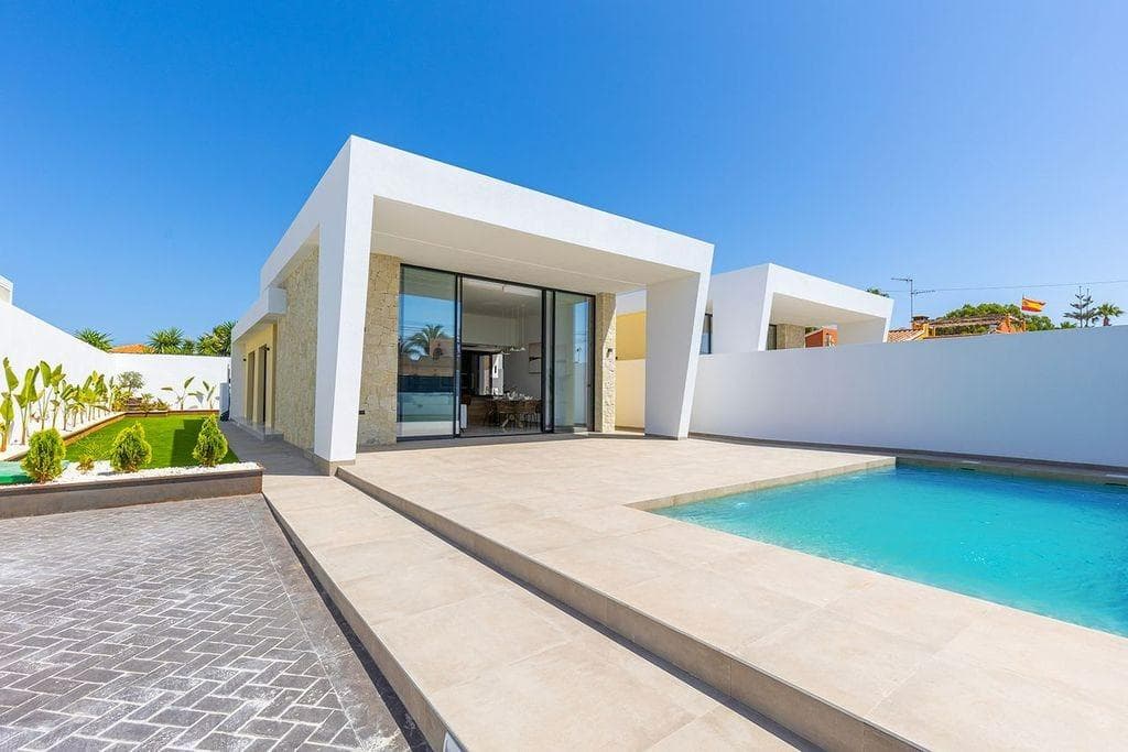 One-story house with private pool, in Los Balcones, Torrevieja