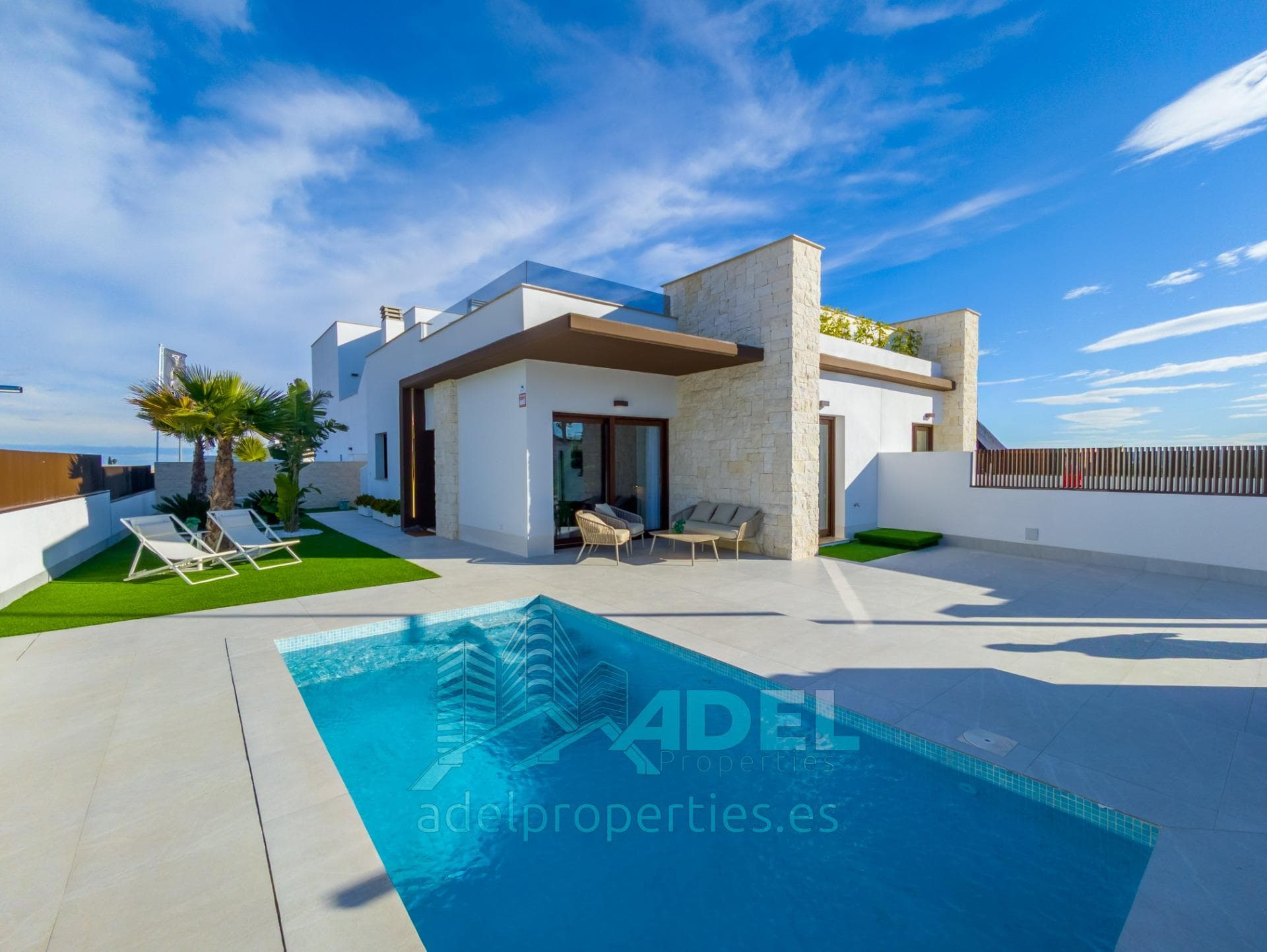 Single-story villa with solarium and garden with swimming pool in Orihuela Costa, Costa Blanca