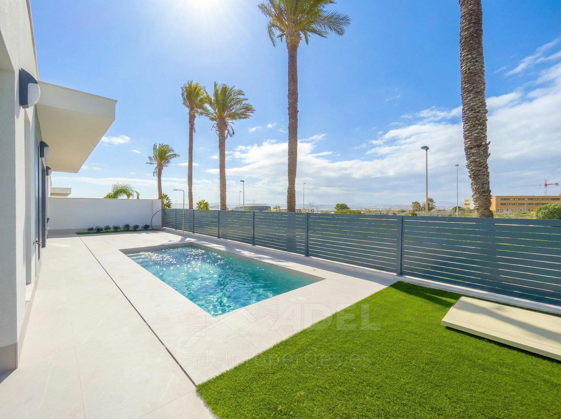 Independent single-storey villa with private pool and solarium overlooking the Pink Lagoon!