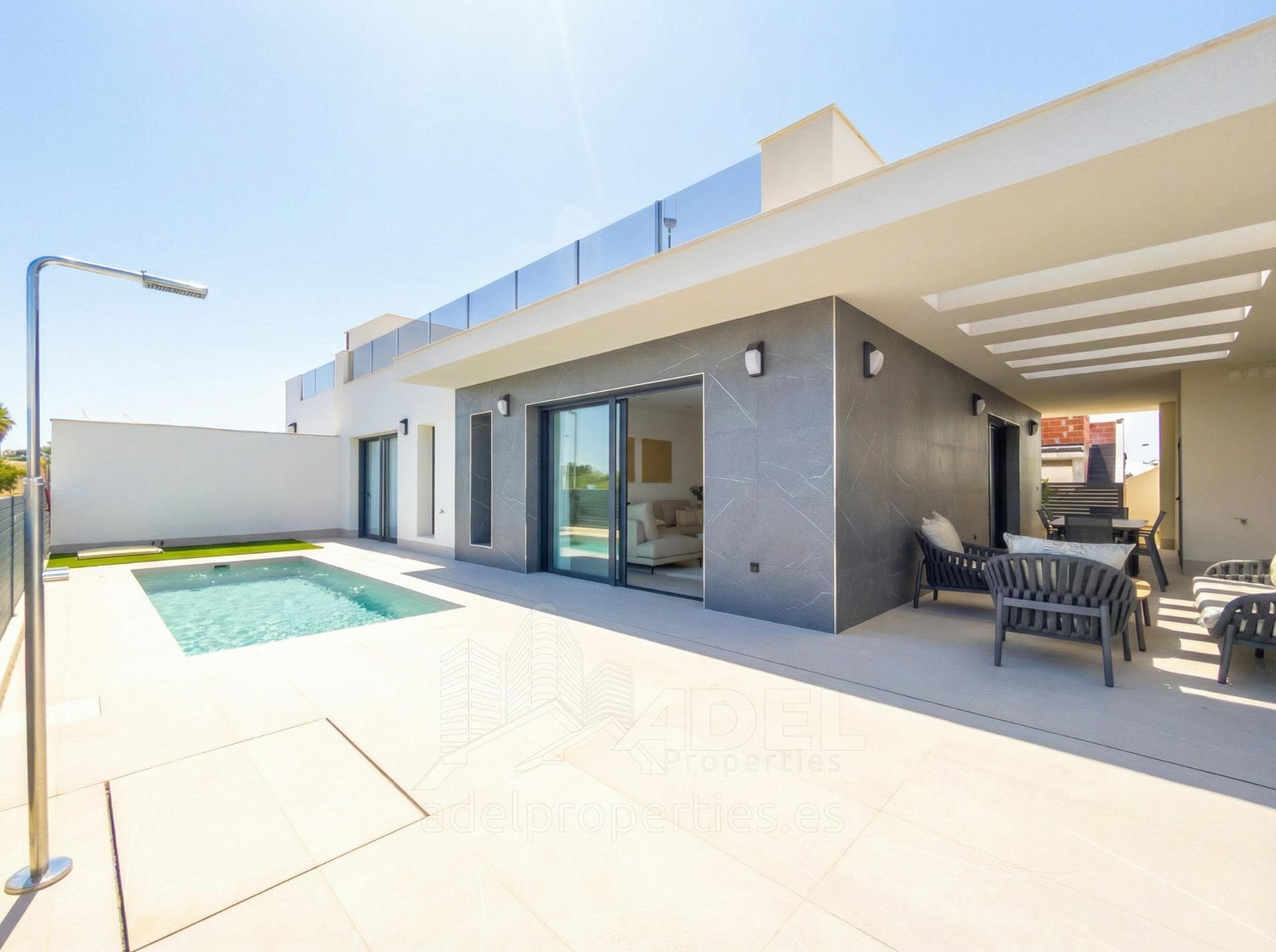 Independent single-storey villa with private pool and solarium overlooking the Pink Lagoon!