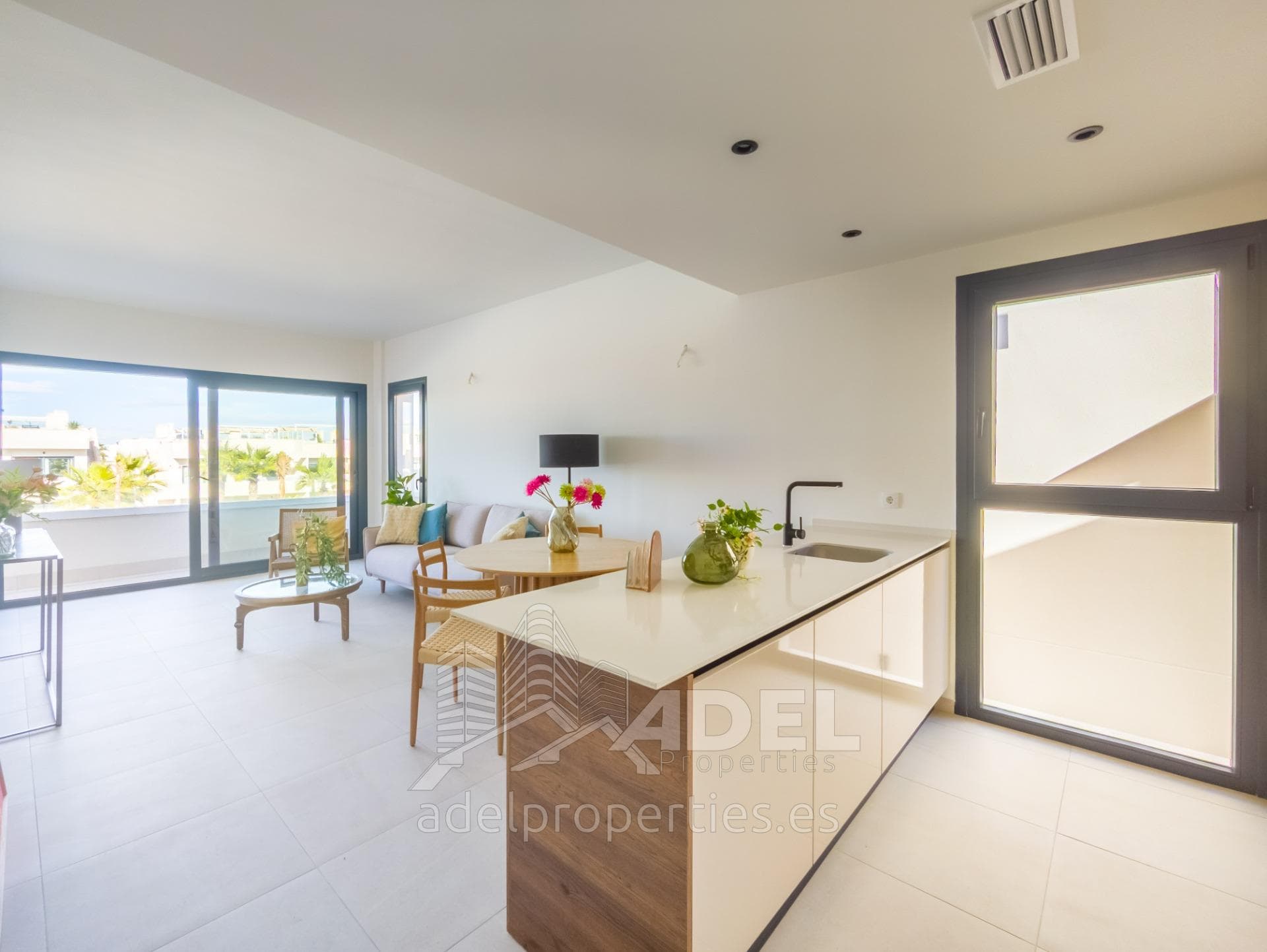 High-floor apartment with a solarium, 250 meters from the sea.