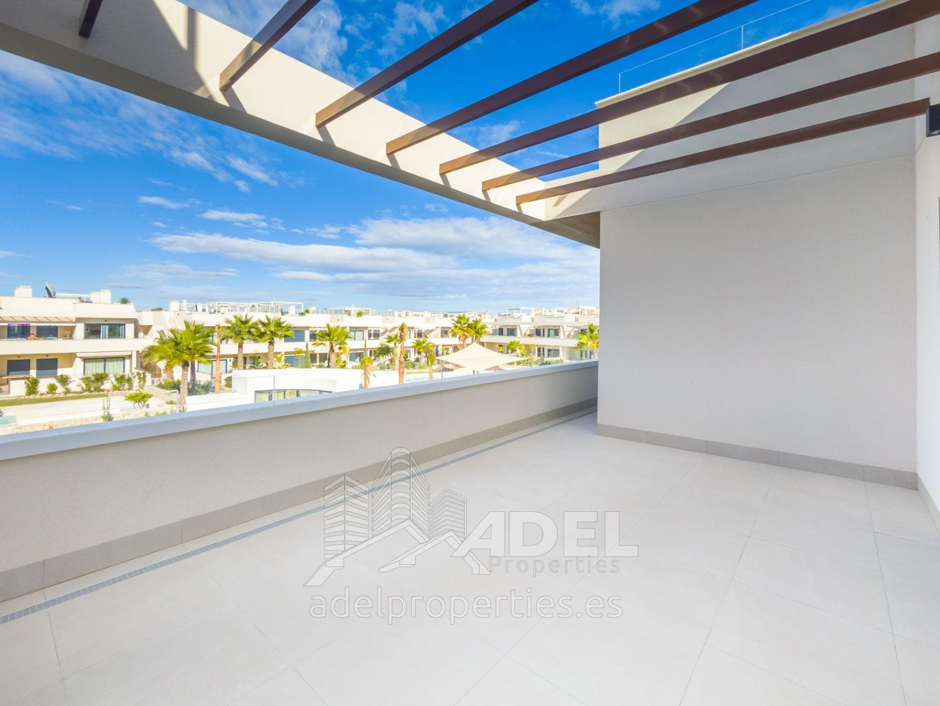 High-floor apartment with a solarium, 250 meters from the sea. 2