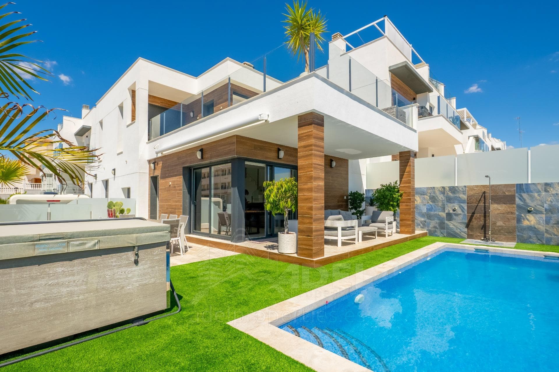 Villa with private pool and spectacular views of the sea and the lagoon.