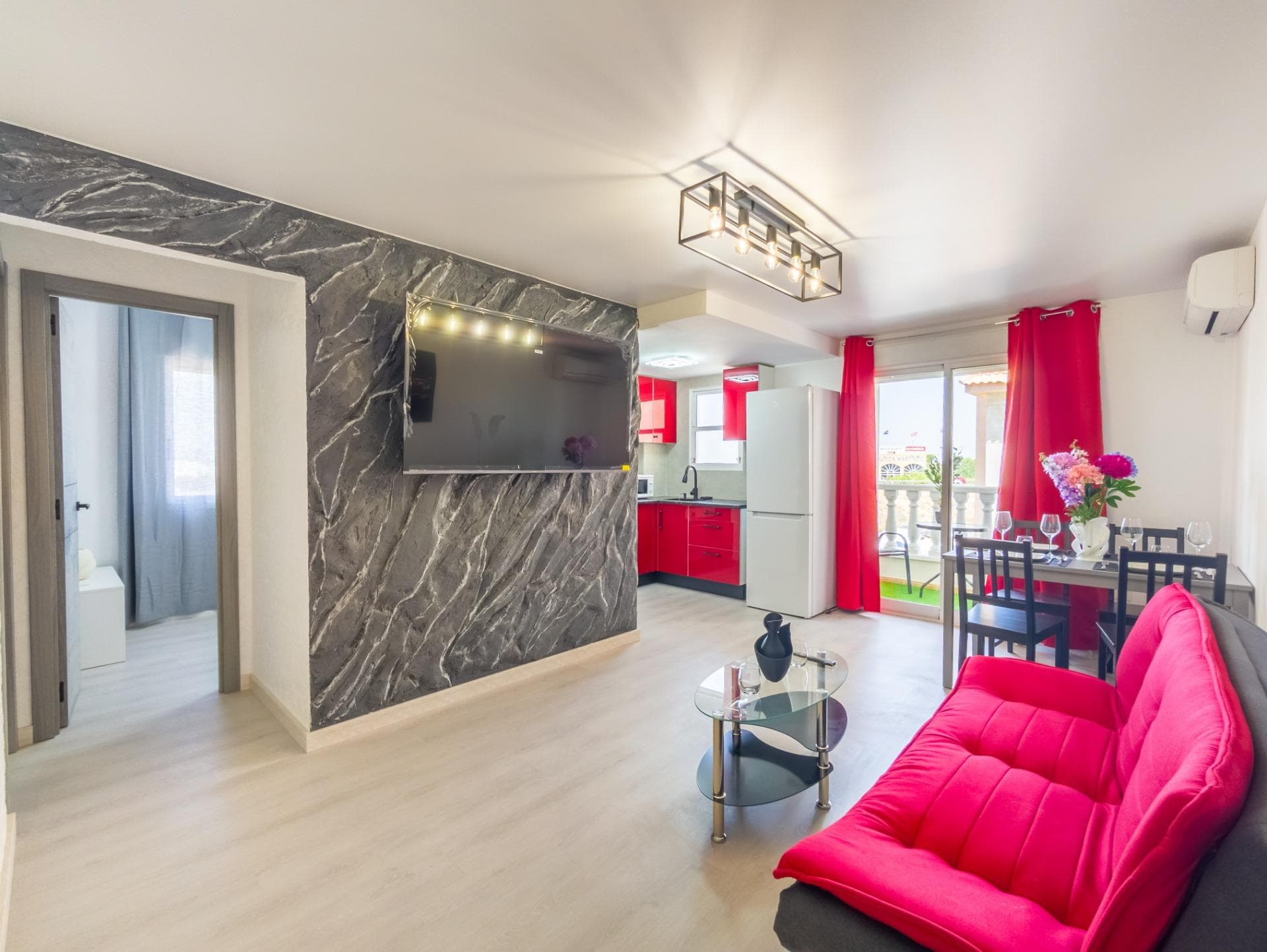 Apartment renovated 3-bedroom with views of the Pink Salt Lake.
