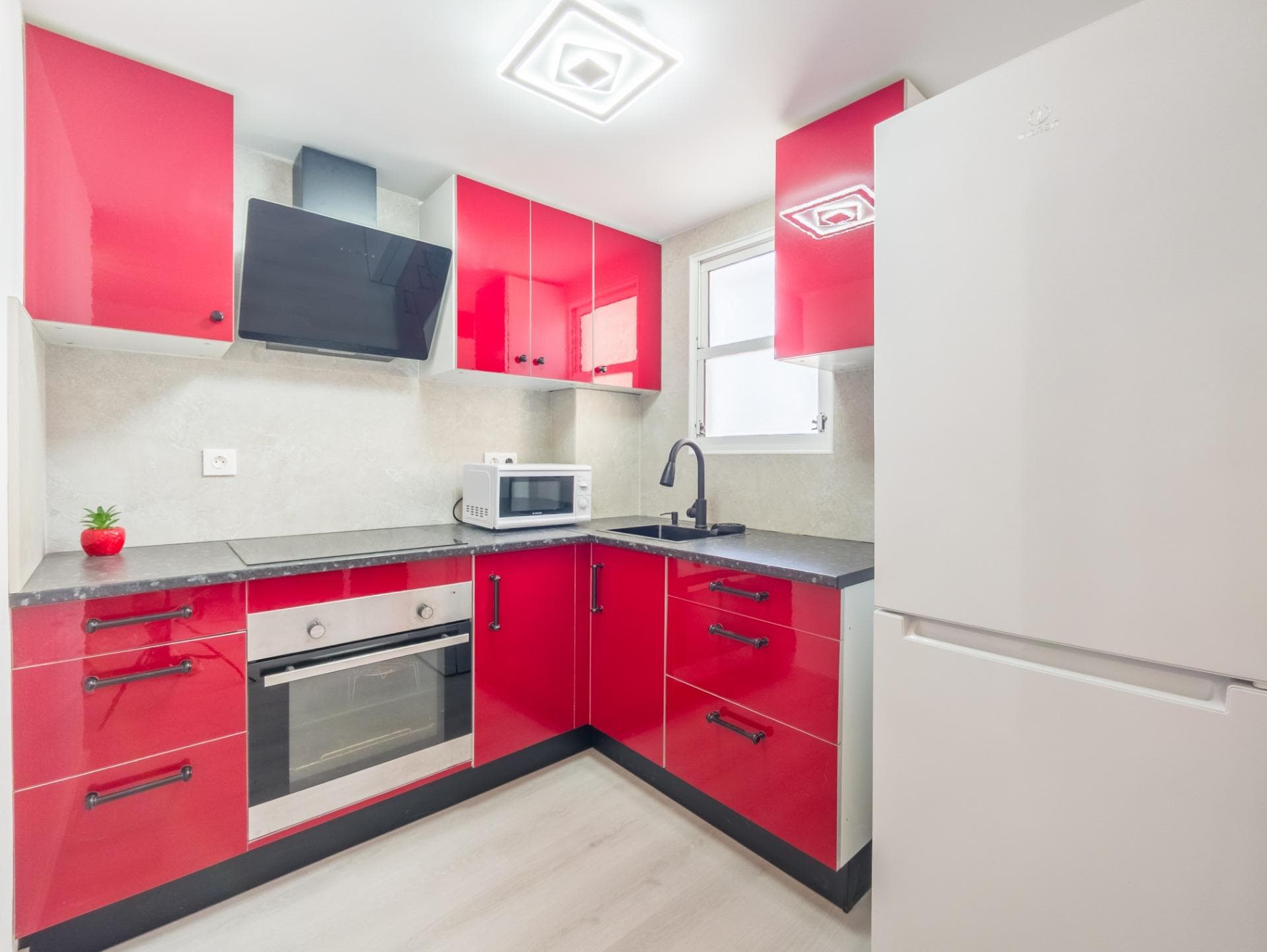 Apartment renovated 3-bedroom with views of the Pink Salt Lake. 2