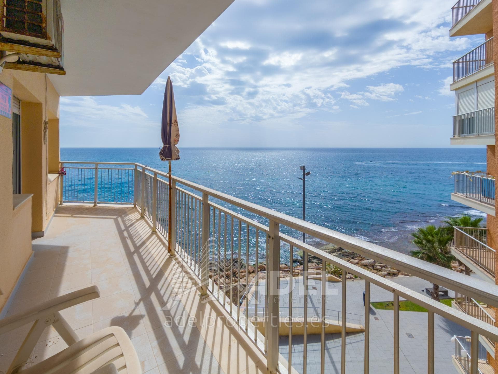 Apartment 4-bedroom on the beachfront with sea views