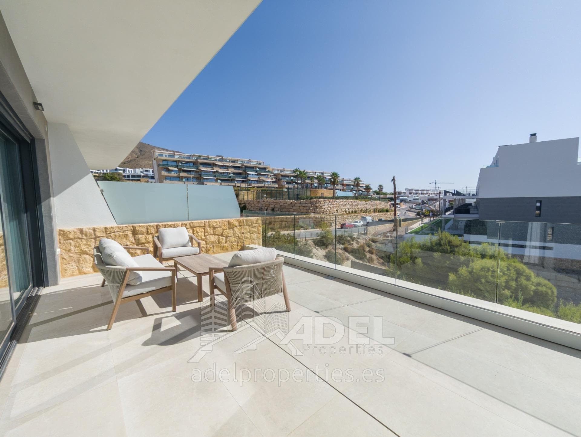 Penthouse in Finestrat with a large terrace, sea views and an exclusive residential complex