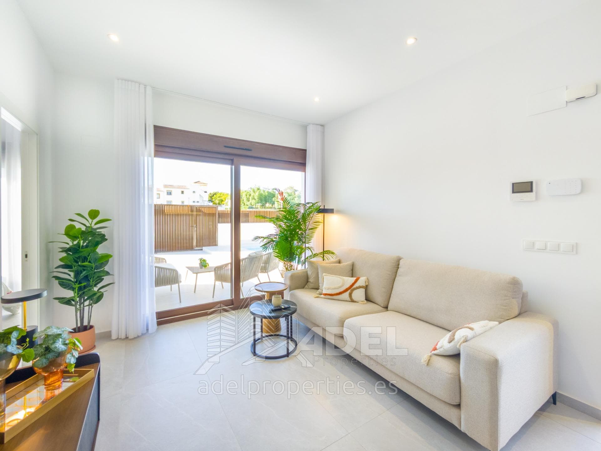 Single-story villa with solarium and garden with swimming pool in Orihuela Costa, Costa Blanca 2
