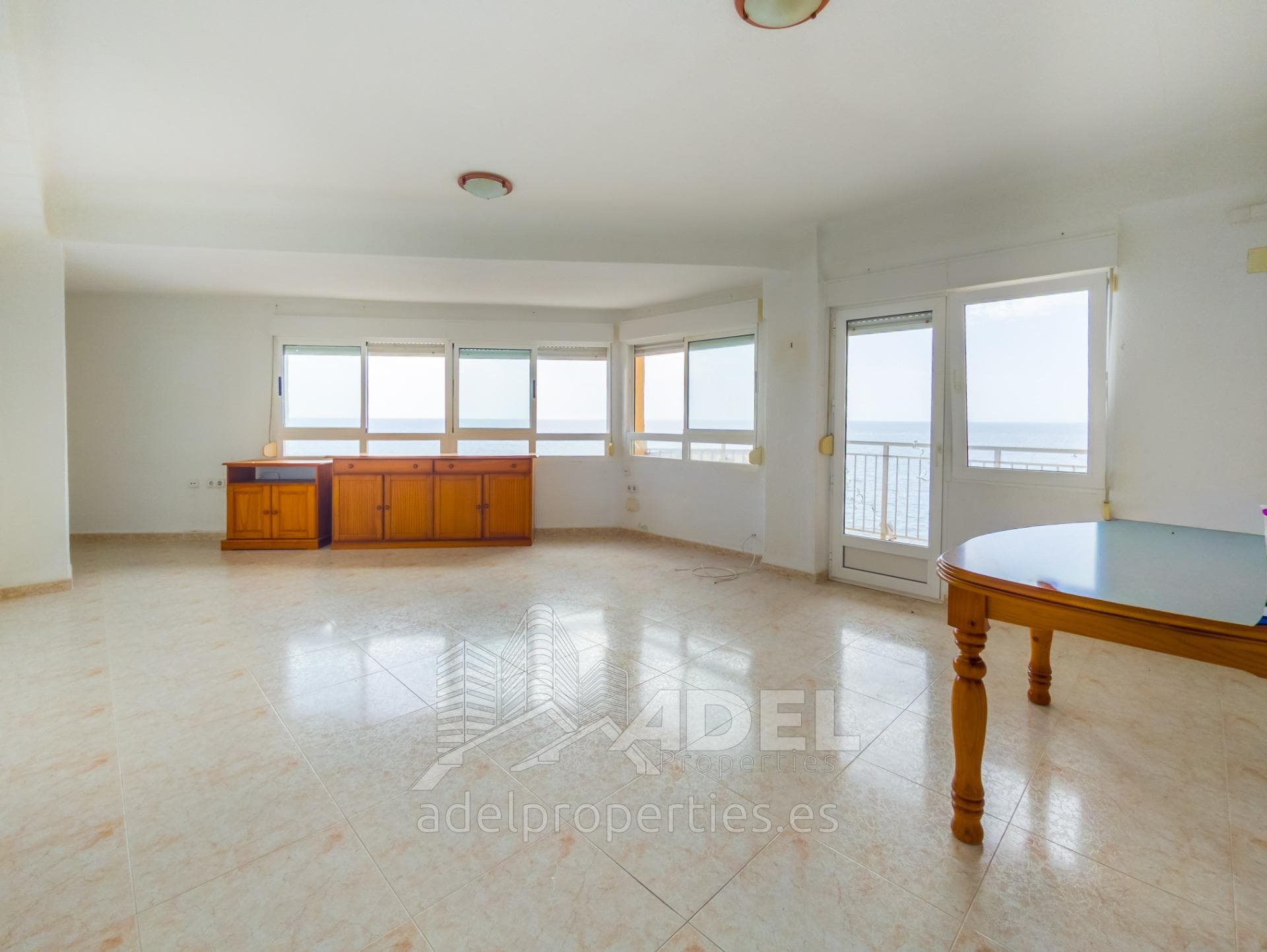Apartment 4-bedroom on the beachfront with sea views 2